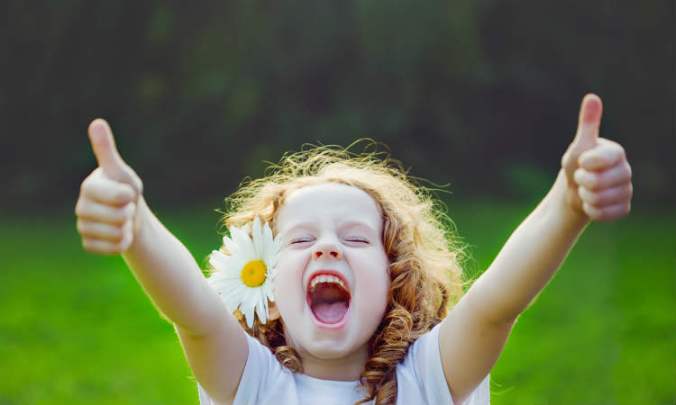 GIrl with daisies adj